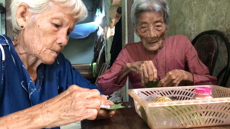 Con 72 tuổi chăm mẹ 95 tuổi: Nhiều người hỏi cưới, nhưng ở vậy nuôi mẹ