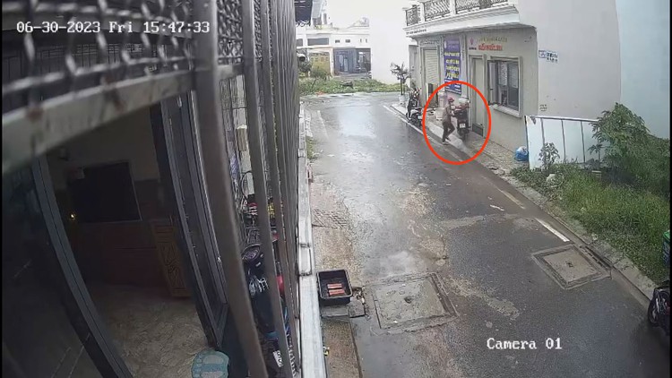 Dàn cảnh đi ‘tiểu đường’ rồi trộm xe máy trong mưa