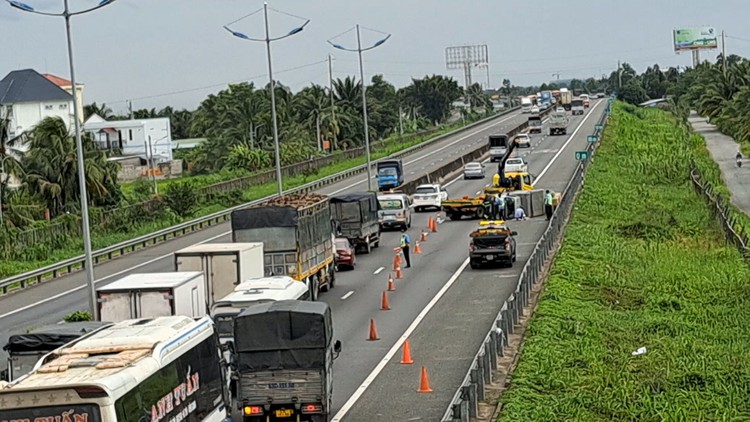 Xe tải lật ngang trên đường cao tốc TP.HCM - Trung Lương