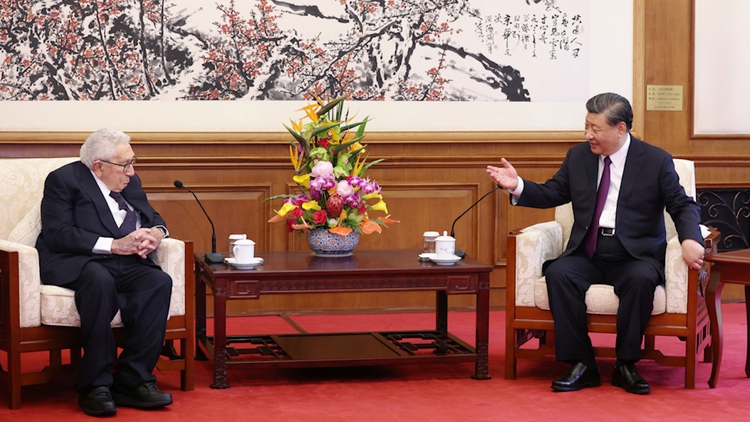 Nhà Trắng nói gì khi Trung Quốc biệt đãi ông Kissinger?