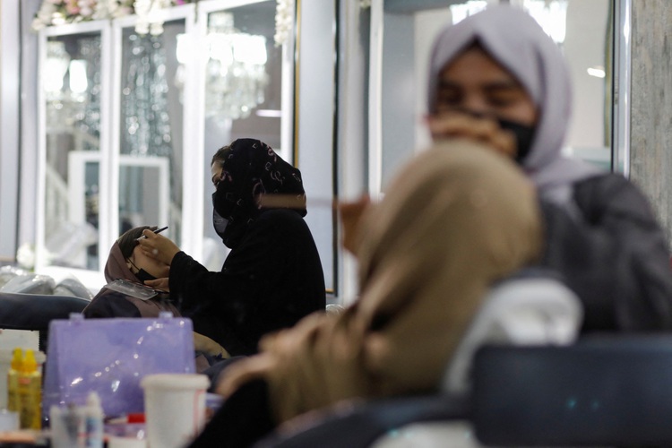 Taliban cấm thẩm mỹ viện, phụ nữ Afghanistan không chỉ mất nơi làm đẹp
