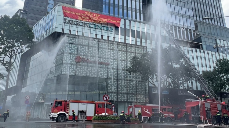 Diễn tập chữa cháy tại tòa nhà Saigon Center trung tâm TP.HCM