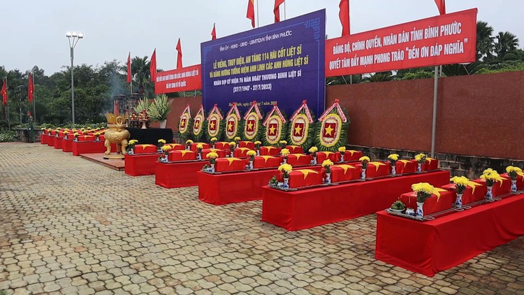 Thiêng liêng khoảnh khắc 114 anh hùng trở về lòng đất mẹ Việt Nam