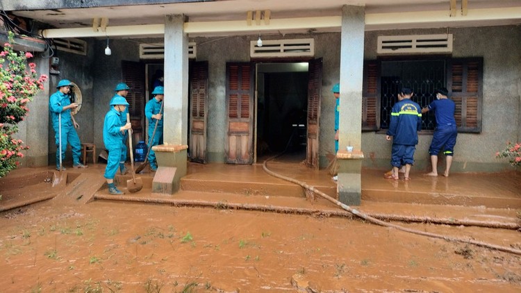Nước ngập và chảy xiết do mưa lớn, người dân Bình Phước phải sơ tán