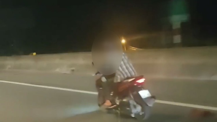 Thót tim xe máy đánh võng, tạt đầu ô tô trên cao tốc TP.HCM - Trung Lương