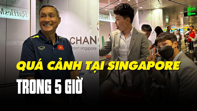 Đội tuyển nữ Việt Nam tươi tắn khi quá cảnh tại Singapore trong 5 tiếng