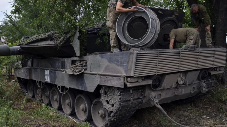 Đức nói Ba Lan tính giá 'phi thực tế' để sửa chữa xe tăng cho Ukraine