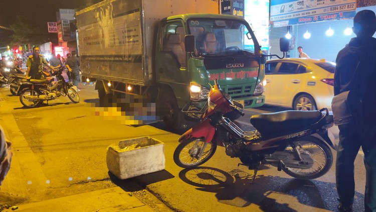 Tai nạn chết người trong đêm trên đường Phan Văn Hớn