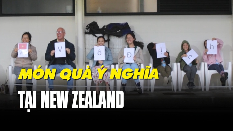 Việt kiều nhí tại New Zealand đến sân tập cổ vũ đội tuyển nữ Việt Nam cực dễ thương