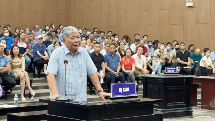 Hàng trăm khách hàng tham dự phiên tòa xét xử ông Lê Thanh Thản