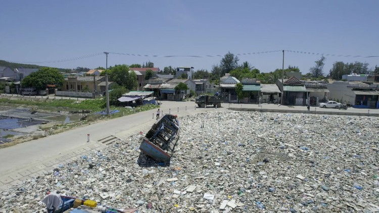 Không còn nhận ra đầm nước mặn Sa Huỳnh vì rác thải bủa vây