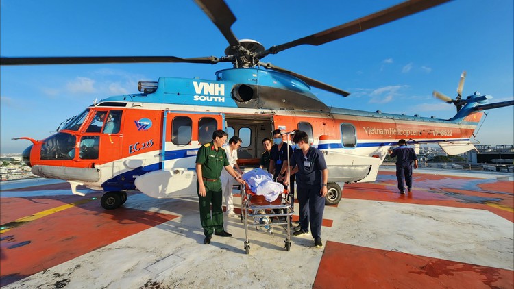 Trực thăng bay xuyên đêm, đưa ngư dân gặp nạn từ Trường Sa về TP.HCM điều trị
