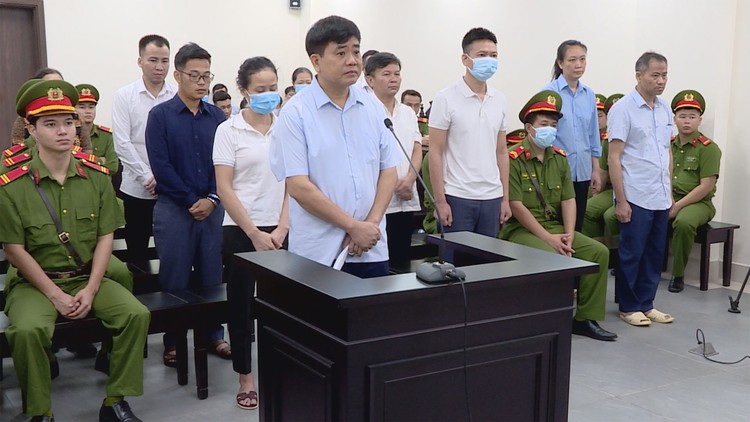 Cựu Chủ tịch Hà Nội Nguyễn Đức Chung và 14 người khác hầu tòa