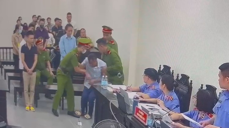 Xét xử vụ Nguyễn Đức Chung: Một bị cáo gục ngã khi nghe đề nghị mức án