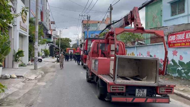 Cháy lớn trong con hẻm nhỏ khiến người dân hoảng loạn