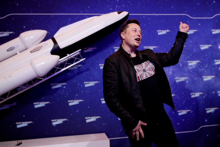 Tỉ phú Elon Musk chặn truy cập Starlink, ngăn Ukraine tấn công Crimea?