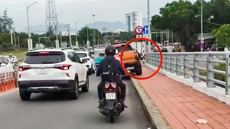 Xử phạt tài xế xe bán tải 'làm xiếc' trên cầu Hòa Xuân ở Đà Nẵng