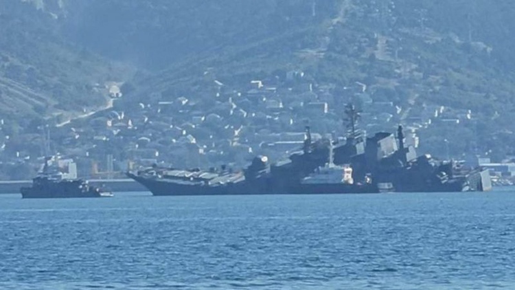 Tàu đổ bộ hư hại sau khi Nga tố xuồng tự sát Ukraine tấn công căn cứ hải quân