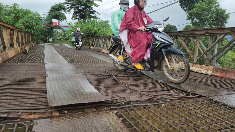 Mong ngóng bên cây cầu sắt Tổng Đội xuống cấp trầm trọng ở Lâm Đồng