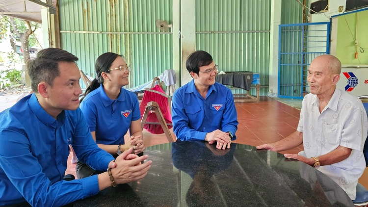 Bí thư thứ nhất Bùi Quang Huy viếng Nghĩa trang Hàng Dương, thăm cựu tù Côn Đảo