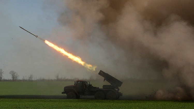 Tổng thống Ukraine khoe vũ khí mới tấn công mục tiêu cách xa 700 km