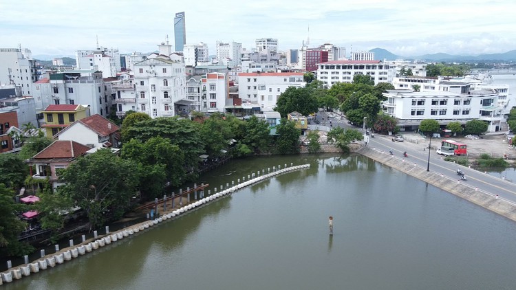 Toàn cảnh thi công đường đi bộ ven sông hơn 260 tỉ đồng ở Huế