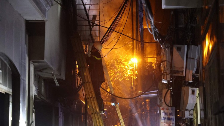 Cháy chung cư mini tại Hà Nội, chưa xác định được số người thương vong