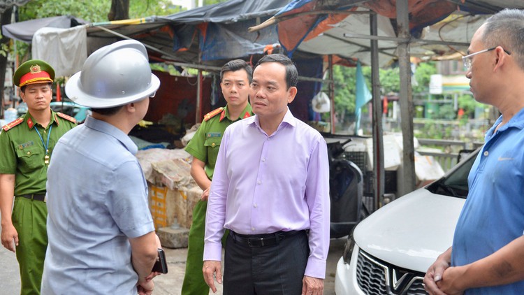 Phó thủ tướng Trần Lưu Quang chỉ đạo công tác cứu nạn tại vụ cháy chung cư mini