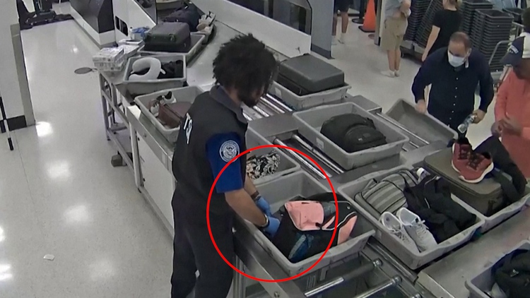 Nhân viên sân bay bị phát hiện lấy trộm đồ của hành khách tại Mỹ
