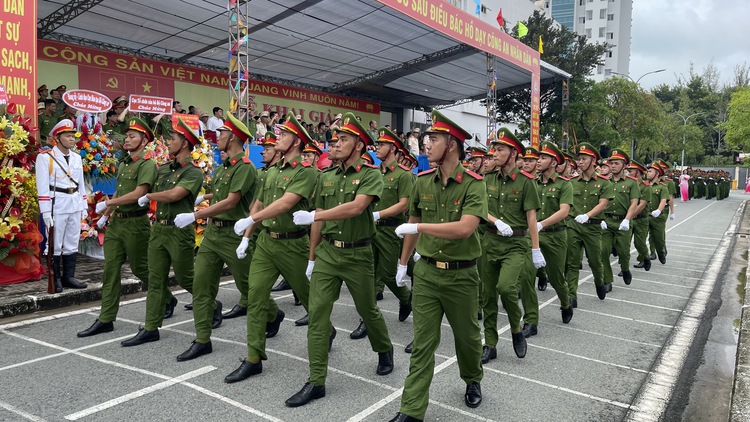 Ấn tượng màn duyệt binh và biểu diễn võ thuật của học viên cảnh sát