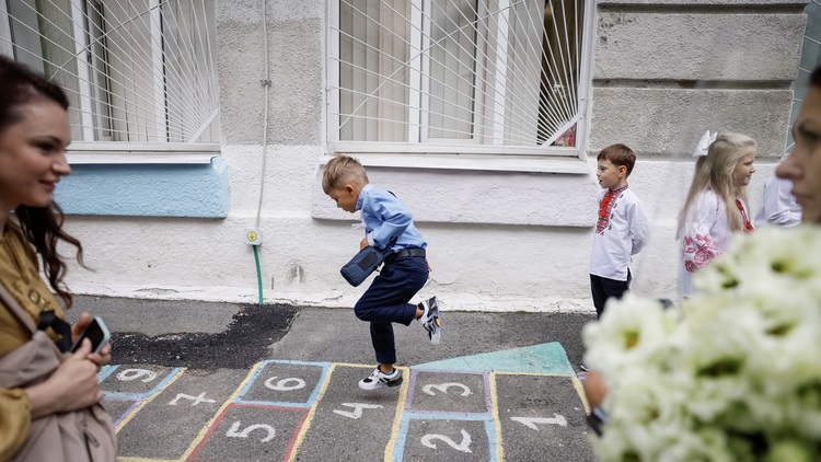 Năm học mới ở Ukraine: Cả trẻ em lẫn cha mẹ đều vui
