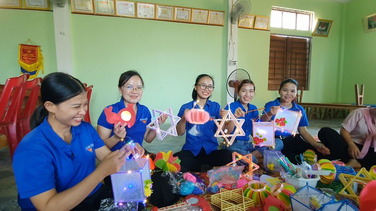 Đoàn viên thanh niên Quảng Bình biến vỏ nhựa thành lồng đèn trung thu cho trẻ em nghèo