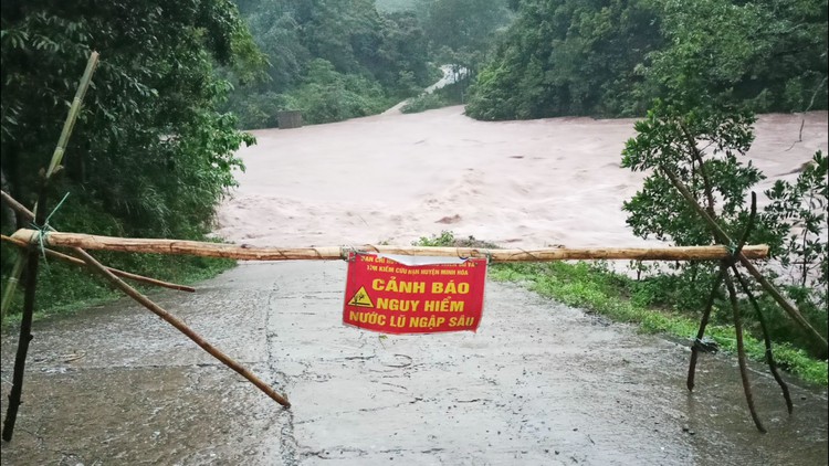 Mưa lũ gây ngập lụt, chia cắt nhiều vùng ở Quảng Bình, Quảng Trị