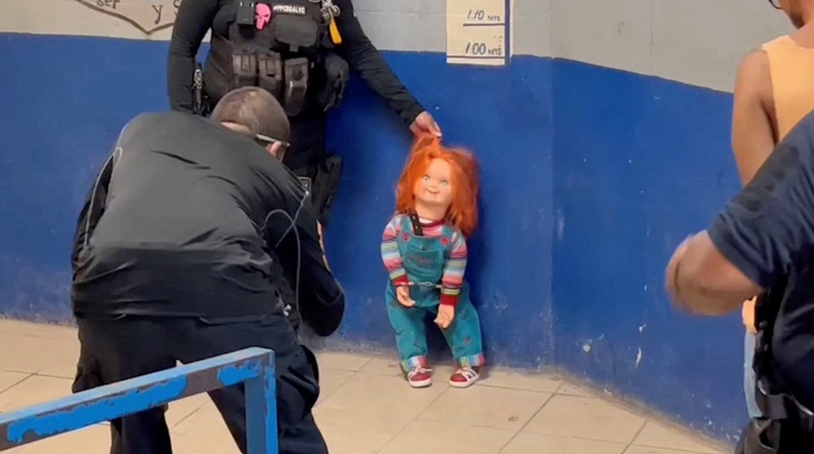 'Búp bê quỷ' Chucky bị bắt giữ, cảnh sát bật cười