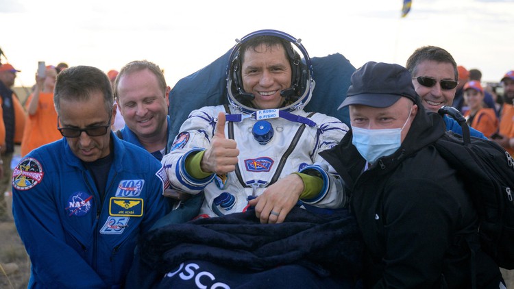 Nhờ sự cố mà lập kỷ lục, phi hành gia NASA vui vì được 'về nhà'