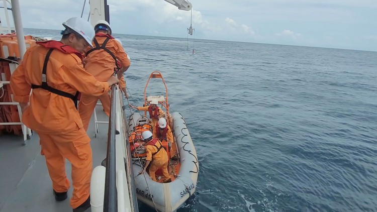 Tàu cứu nạn Việt Nam cứu thuyền viên tàu quốc tế bị chấn thương sọ não trên biển