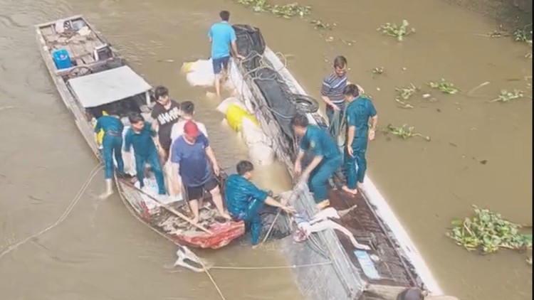 Lật ghe gỗ, 23 tấn gạo chìm xuống sông Bô Kê ở Vĩnh Long
