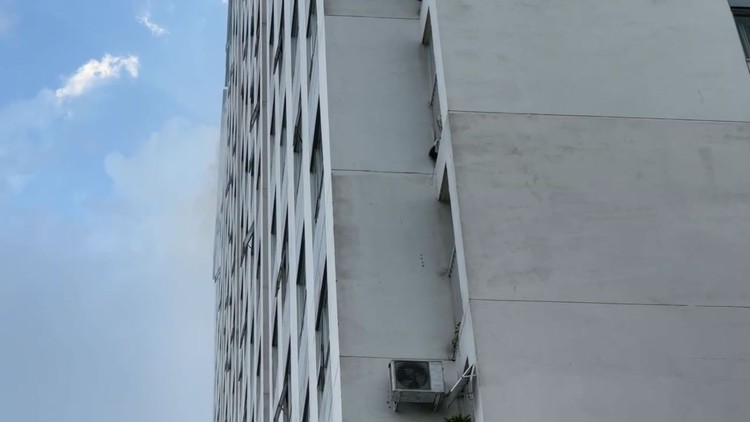 Cháy căn hộ chung cư tầng 18, cư dân hoảng loạn chạy thoát thân