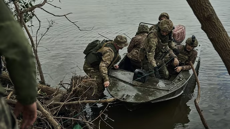 'Thịt giữa bầy sói': Binh sĩ Ukraine kể gì về trận đánh vượt sông ở Kherson?