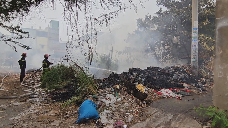 Khu dân cư ở TP.HCM nháo nhào vì bãi rác bất ngờ bốc cháy