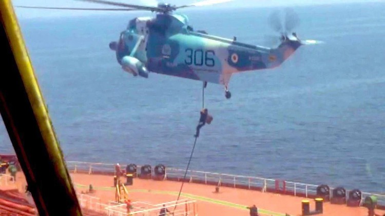 Iran khoe hình ảnh đổ quân bắt tàu chở dầu, Mỹ cảnh báo