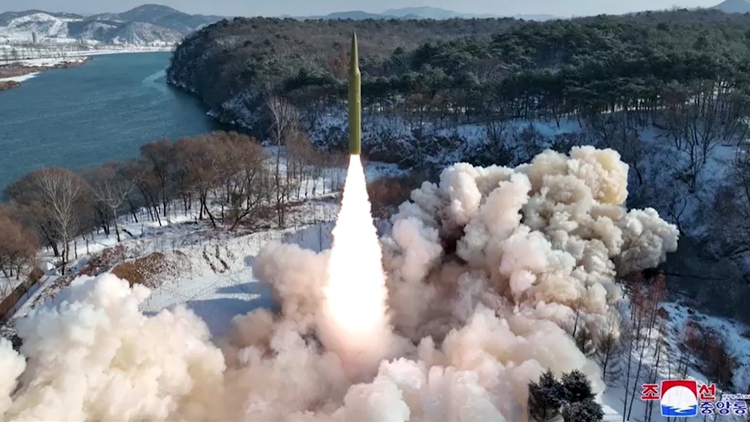 Triều Tiên phóng tên lửa bội siêu thanh; ông Trump nói 'rất thân với ông Kim Jong-un'