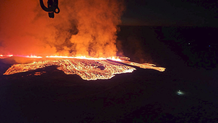 Xem dung nham núi lửa ‘nuốt chửng’ nhà cửa ở Iceland