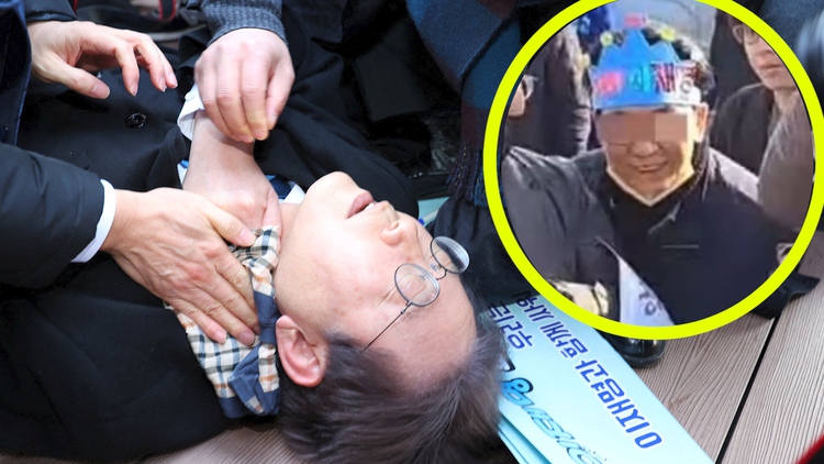 Chính trị gia lãnh đạo đảng đối lập Hàn Quốc bị đâm vào cổ