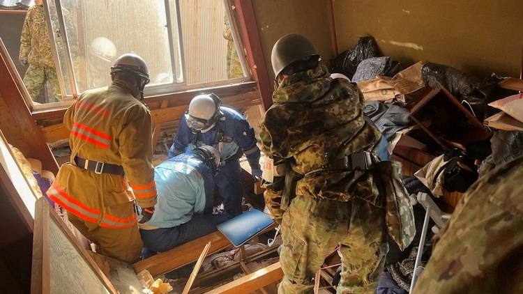 Nhật Bản khẩn cấp tìm kiếm người sống sót sau động đất