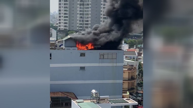 Náo loạn vì vụ cháy tòa nhà 5 tầng ở Gò Vấp