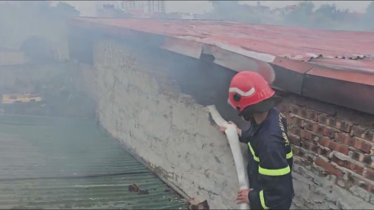Cận cảnh lực lượng PCCC đập tường, dập lửa tại đại lý gạo gần chợ Nhổn