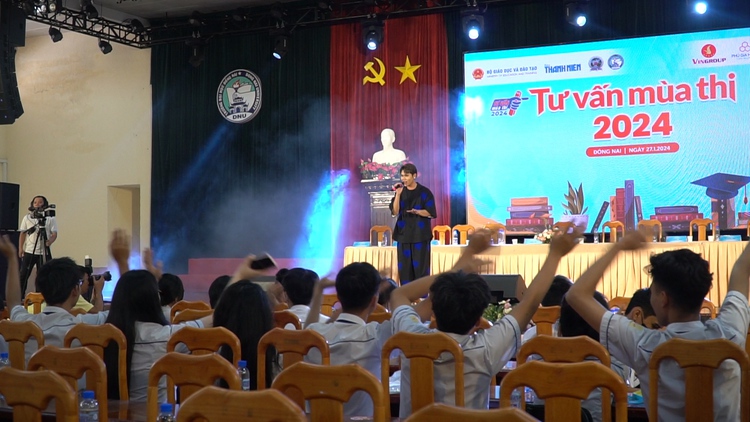 Học sinh 'phiêu' cùng Á quân Vietnam Idol Lâm Phúc trong ngày hội Tư vấn mùa thi 2024