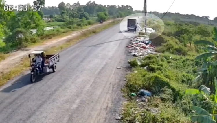 Truy tìm xe tải đổ trộm rác thải ở vùng ven TP.HCM