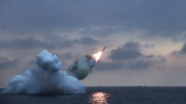 Nhà lãnh đạo Kim Jong-un quan sát phóng tên lửa hành trình từ tàu ngầm